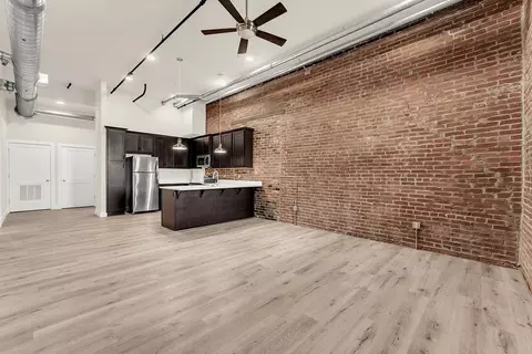 235 N Market Ave, Springfield, MO 65806