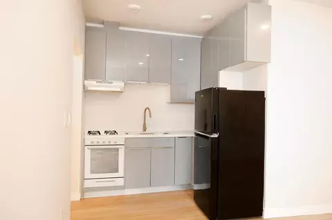 645 N Hobart Blvd, Los Angeles, CA 90004 photo 2