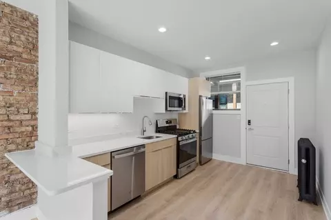 1700 W Juneway Ter, Chicago, IL 60626
