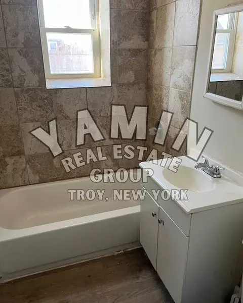 40 102nd St, Troy, NY 12180