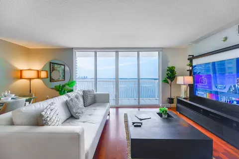 Brickell Bay Dr, Miami, FL 33131