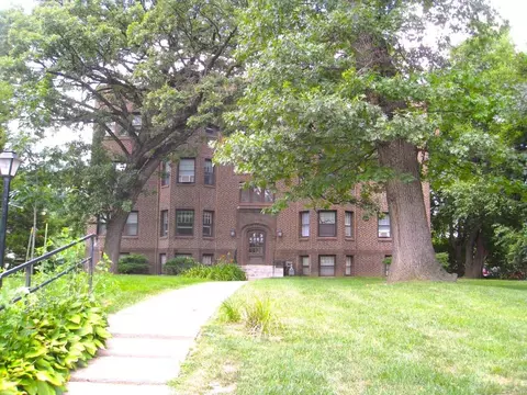 4215 Grand Ave, Des Moines, IA 50312