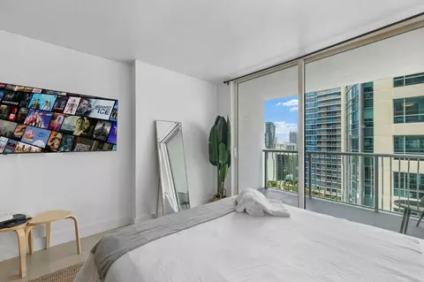 1 NW 12th St, Miami, FL 33136