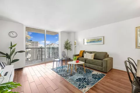 1 NW 12th St, Miami, FL 33136