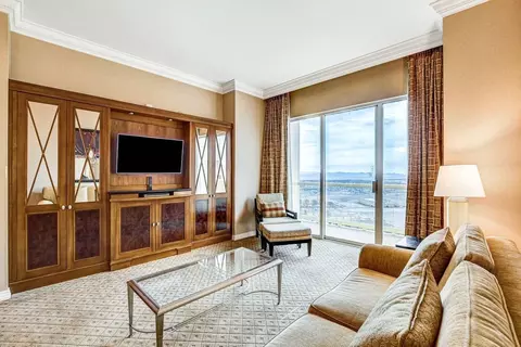 135 E Harmon Ave, Paradise, NV 89109
