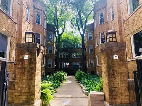 915 W Cornelia Ave, Chicago, IL 60657