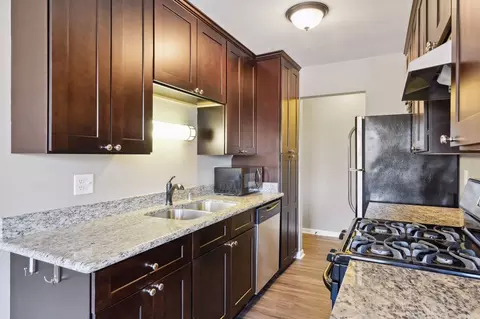 1500 Douglas Dr N, Golden Valley, MN 55422