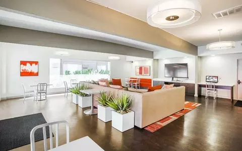21315 Roscoe Blvd, Los Angeles, CA 91304