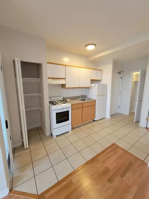 6133 N Kenmore Ave, Chicago, IL 60660
