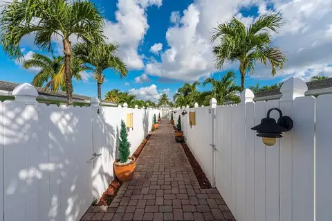740 NE 13th Ct, Fort Lauderdale, FL 33304