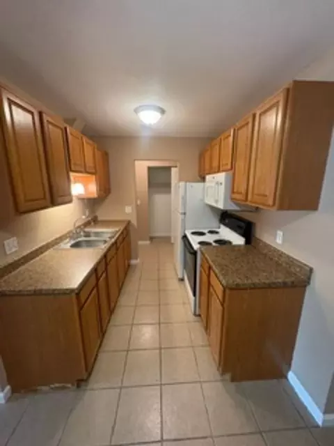 6517 N Lexington Dr, Peoria, IL 61614