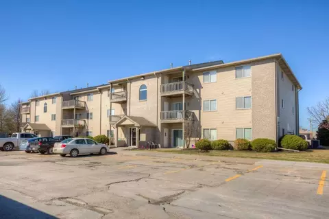 112 E Glenmore Dr, Gretna, NE 68028