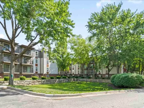 7620 Shawnee Mission Pkwy, Overland Park, KS 66202