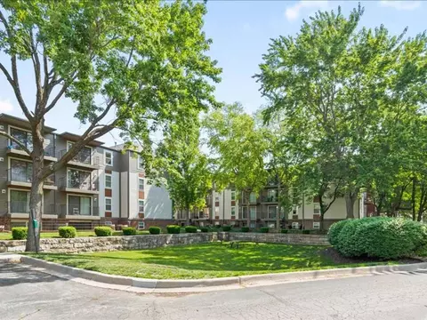 7620 Shawnee Mission Pkwy, Overland Park, KS 66202