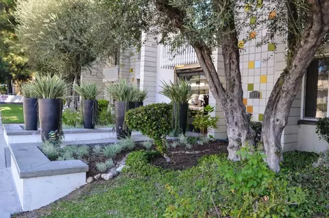 1070 N Lake Ave, Pasadena, CA 91104