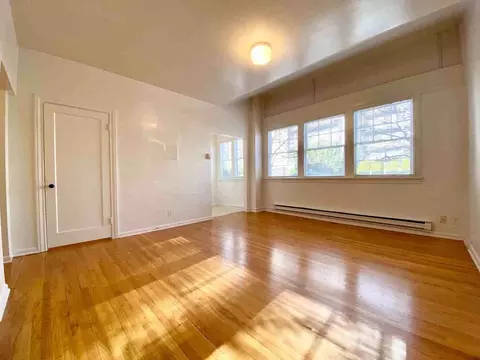 561 Aloha St, Seattle, WA 98109