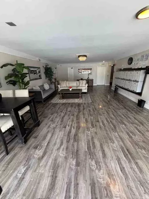 12325 Chandler Blvd, Los Angeles, CA 91607