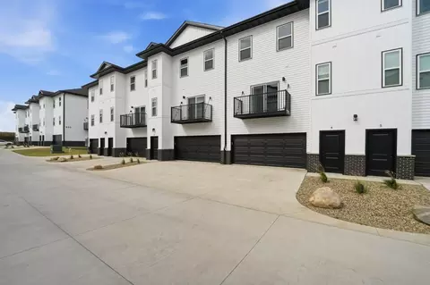 402 Fast Ln, Cedar Falls, IA 50613