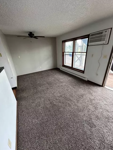 3719 W 9th St, Waterloo, IA 50702