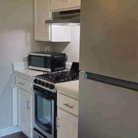 1070 N Lake Ave, Pasadena, CA 91104