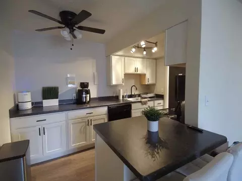 2233 N Summit Ave, Milwaukee, WI 53202 photo 23