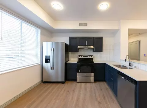 205 7th St NW, Albuquerque, NM 87102