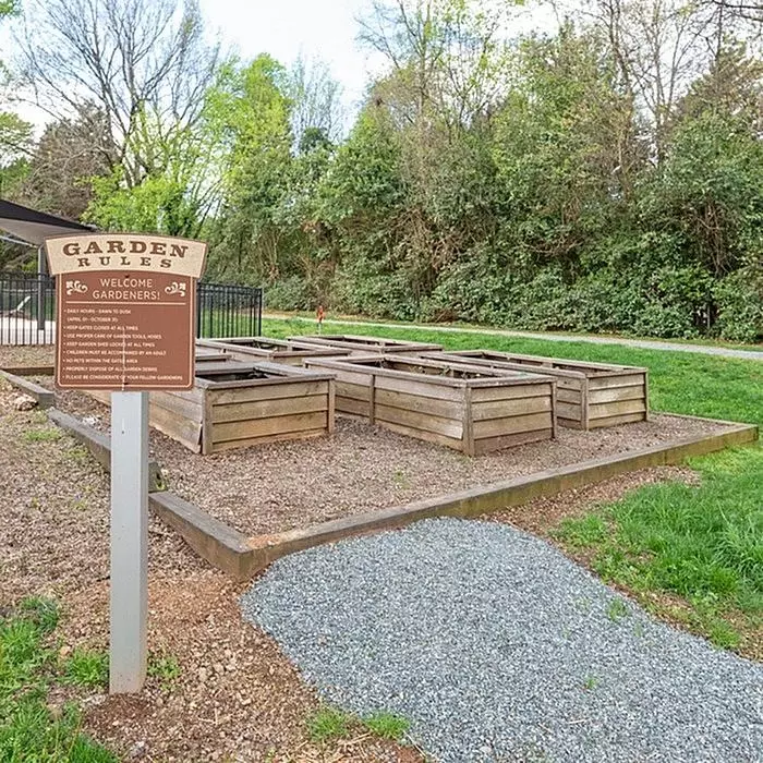  1425 Eastcrest Dr, Charlotte, NC 28205 photo 4