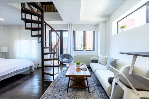 9 Th Ave, New York, NY 10011