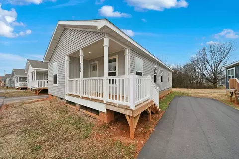 2102 24th St NE, Hickory, NC 28601