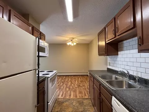 2021 W 90th St, Bloomington, MN 55431