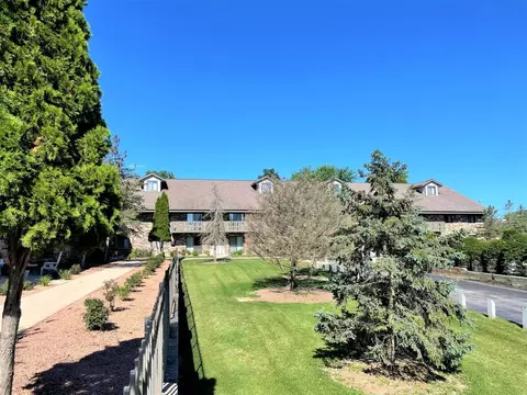 115 Chaffee Rd, Oconomowoc, WI 53066