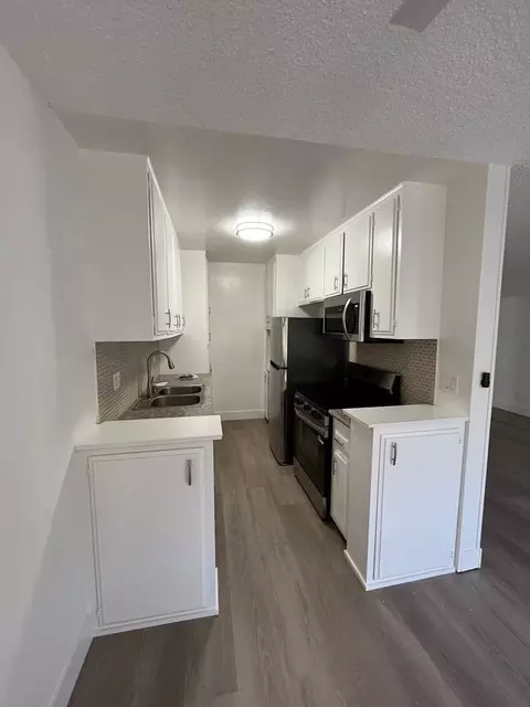 1407 Brockton Ave, Los Angeles, CA 90025