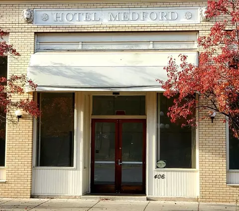 406 W Main St, Medford, OR 97501