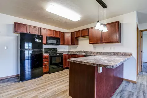 2016 33rd St NW, Minot, ND 58703