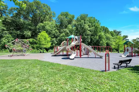 719 Fallsgrove Dr, Rockville, MD 20850 photo 34