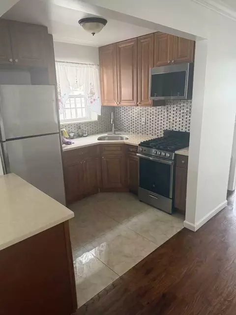 1827 Tomlinson Ave, New York, NY 10461