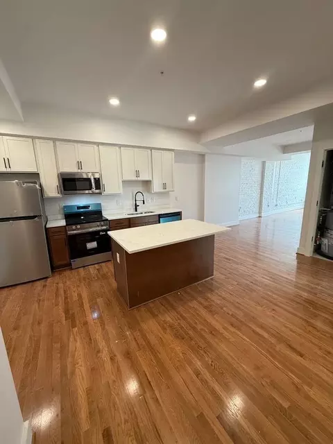 2033 W Broad St, Richmond, VA 23220