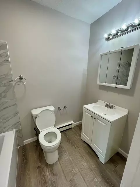 222 Bradley Ave, Waterbury, CT 06708 photo 4