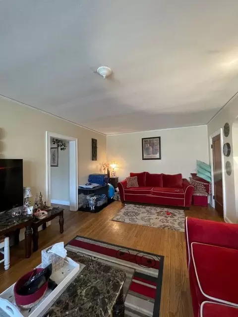 1423 Martha Washington Dr, Wauwatosa, WI 53213