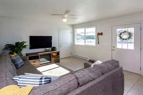 7438 Meadowlands Dr, Des Moines, IA 50320