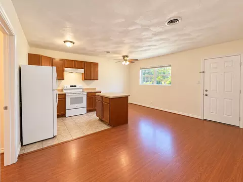 211 Skyway Dr, Euless, TX 76040 photo 3