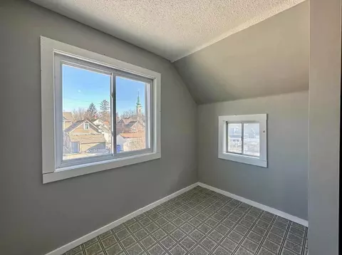 587 Charles Ave, Saint Paul, MN 55103
