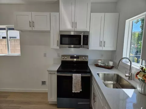 9300 Tamarack Ave, Sun Valley, CA 91352 photo 3
