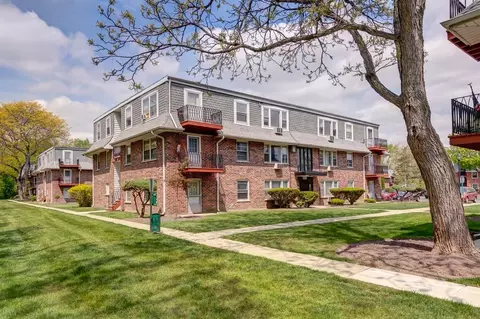303 Lw Besinger Dr, Carpentersville, IL 60110