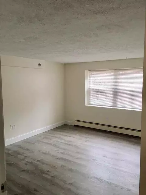 39 S Main St, Derry, NH 03038 photo 5