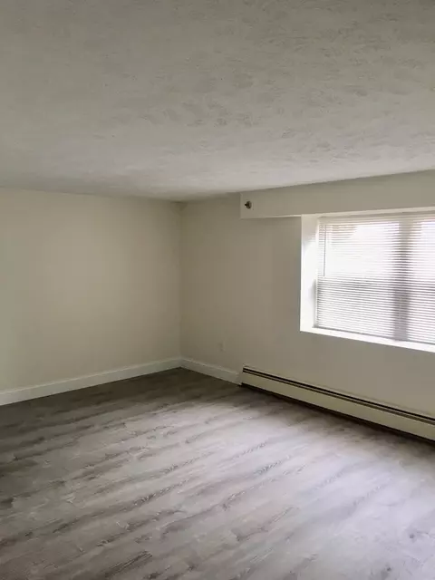 39 S Main St, Derry, NH 03038 photo 6