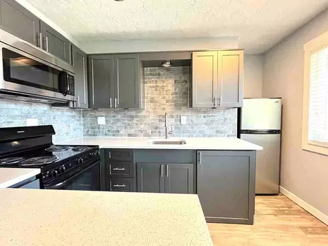 13555 SW Jenkins Rd, Cedar Hills, OR 97005