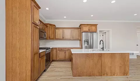 413 E Donahue St, Eldridge, IA 52748