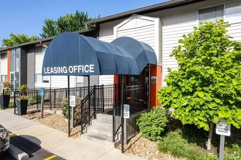 3040 Suntree Plz, Kansas City, KS 66103
