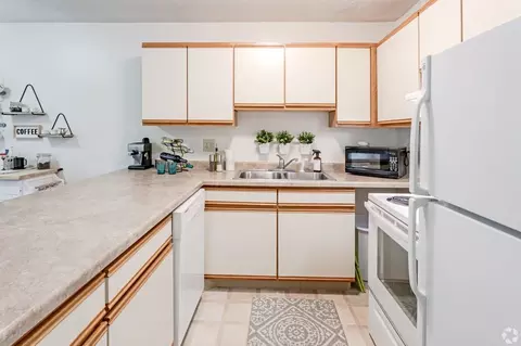 802 W College St, Duluth, MN 55811